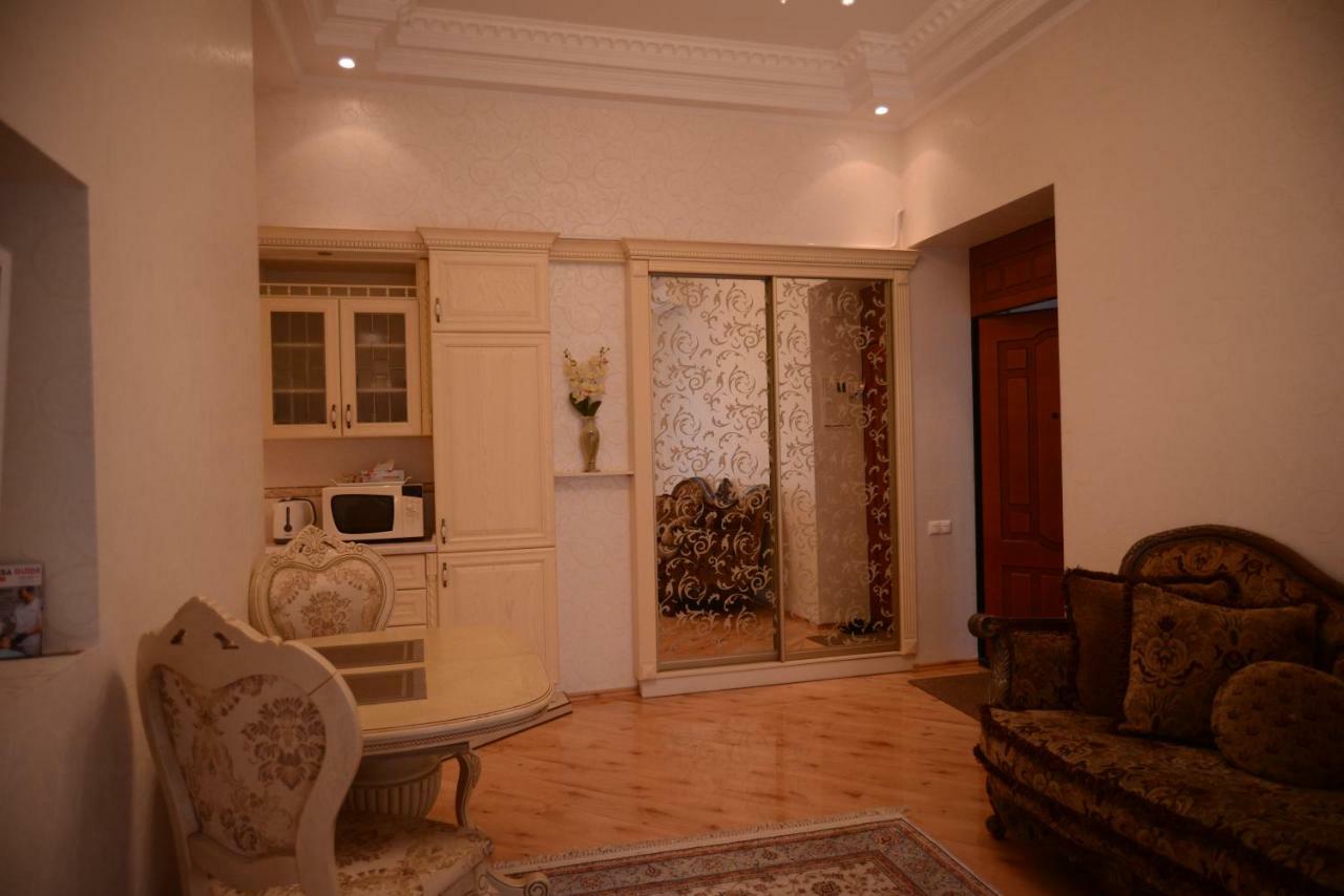 Apartment For Rent On Deribasovskaya Street Odesa Exterior photo